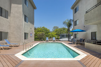 Club Riverside Apartments in North Hollywood, CA - Building Photo - Building Photo