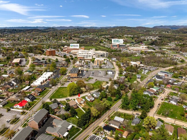 142 E Park Dr in Kingsport, TN - Foto de edificio - Building Photo