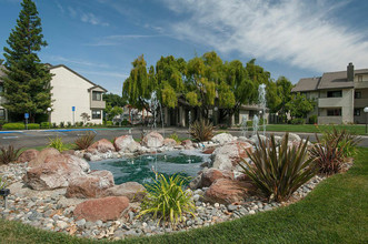 Meadow Ridge Apartments in Davis, CA - Foto de edificio - Building Photo