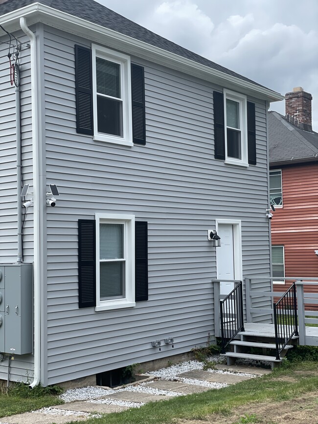 4 Willoughby St, Unit 1st Floor Unit in Bristol, CT - Foto de edificio - Building Photo