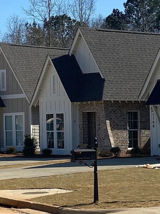 1196 Burrow Cir in Opelika, AL - Building Photo