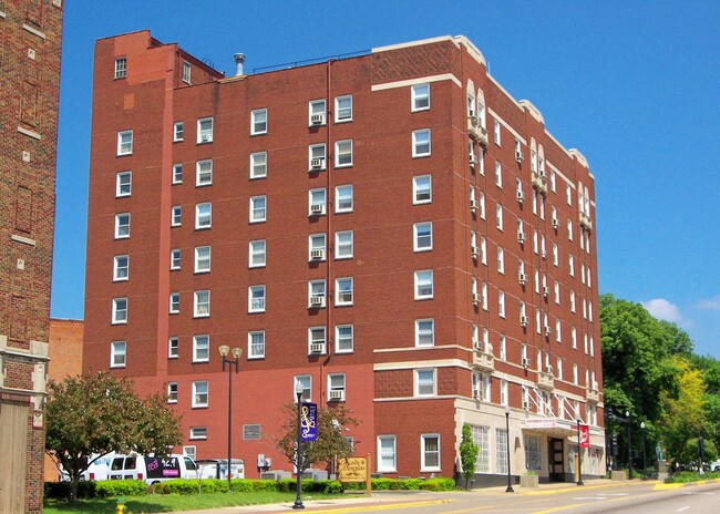 Lincoln Douglas Apartments in Quincy, IL - Building Photo - Building Photo