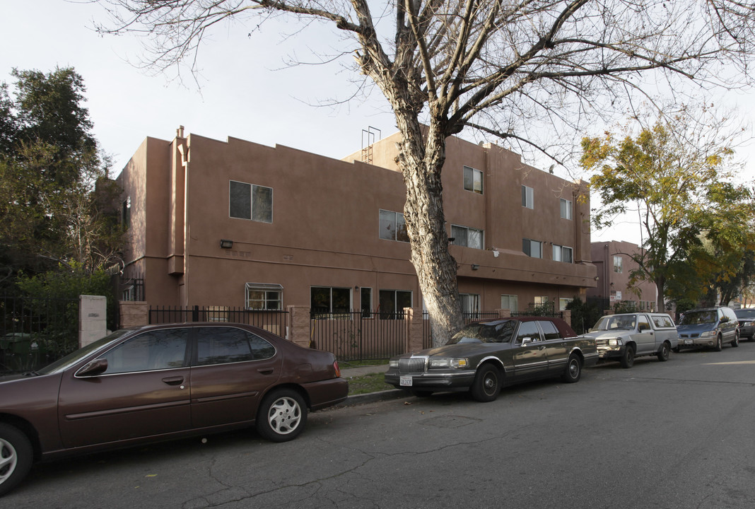 14134 Erwin St in Van Nuys, CA - Foto de edificio