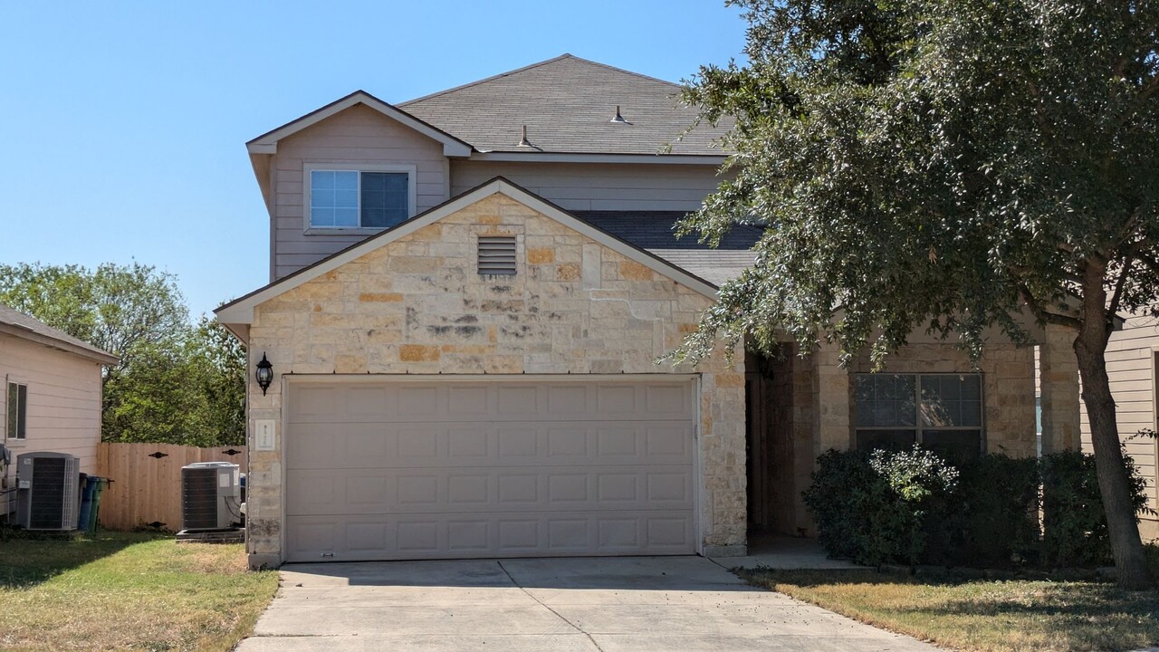 9526 Nueces Canyon in San Antonio, TX - Foto de edificio