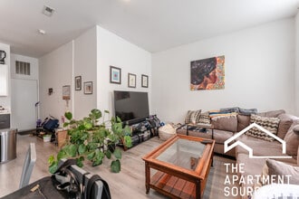 2020 S Throop St, Unit 2E in Chicago, IL - Foto de edificio - Building Photo