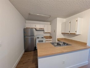 18324 NW 68th Ave in Hialeah, FL - Building Photo - Building Photo