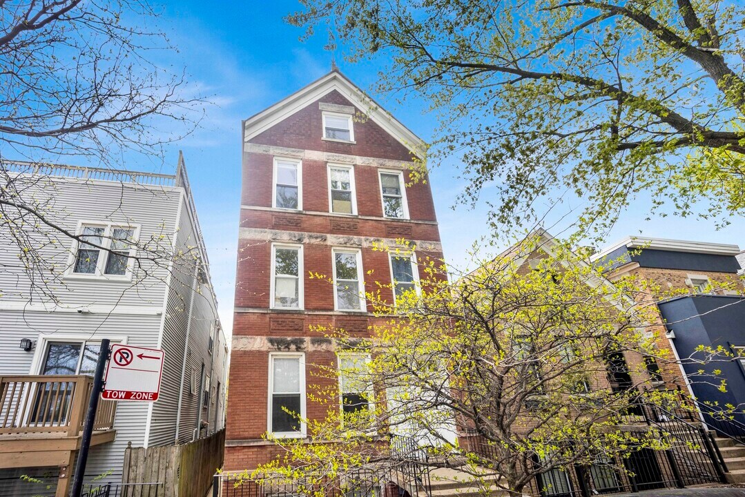 1903 W Dickens Ave in Chicago, IL - Building Photo