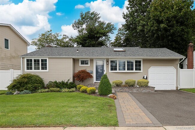 10 Park Dr in Old Bethpage, NY - Building Photo - Building Photo