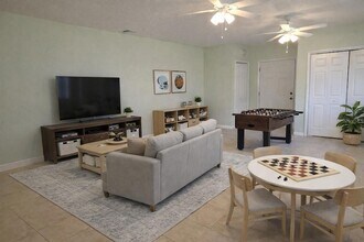 17026 FL-54 in Lutz, FL - Foto de edificio - Building Photo