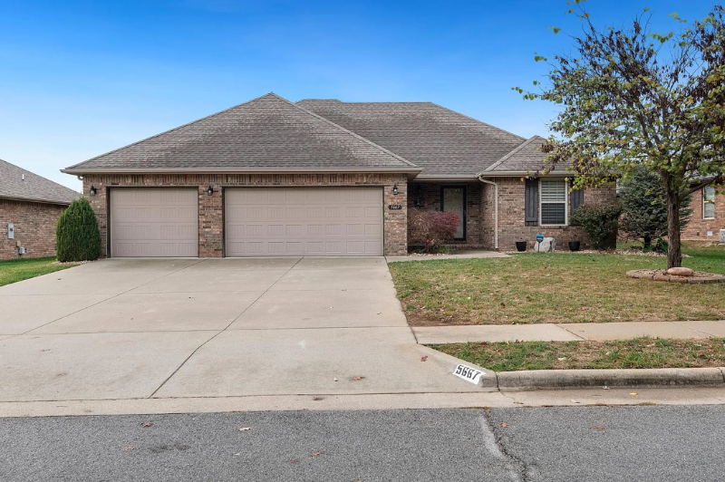 5667 S Winsor Dr in Battlefield, MO - Building Photo