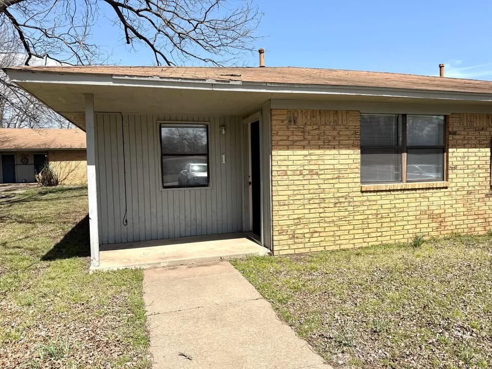 1 W Cumberland in Tishomingo, OK - Building Photo