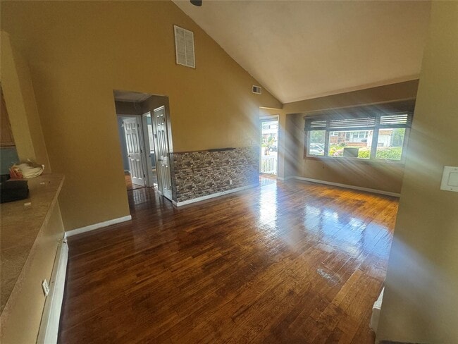 8 Tobias St in Hicksville, NY - Building Photo - Building Photo