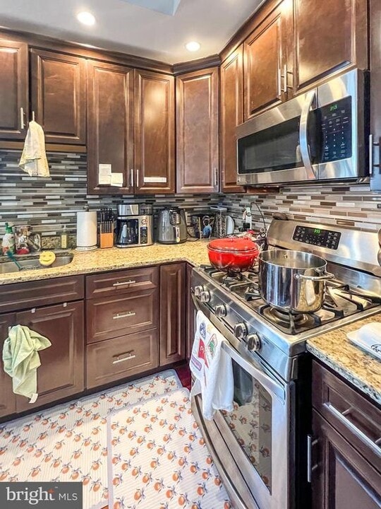 738 S 11th St in Philadelphia, PA - Foto de edificio