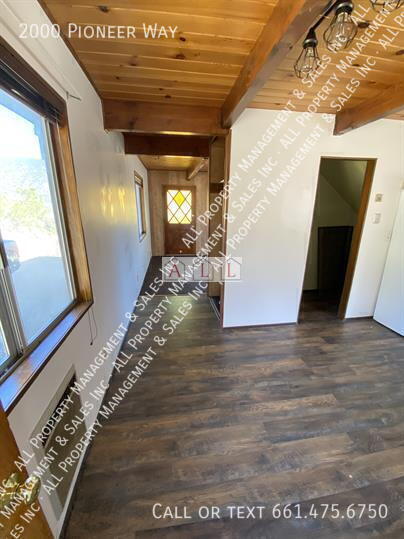 2000 Pioneer Way in Frazier Park, CA - Foto de edificio - Building Photo