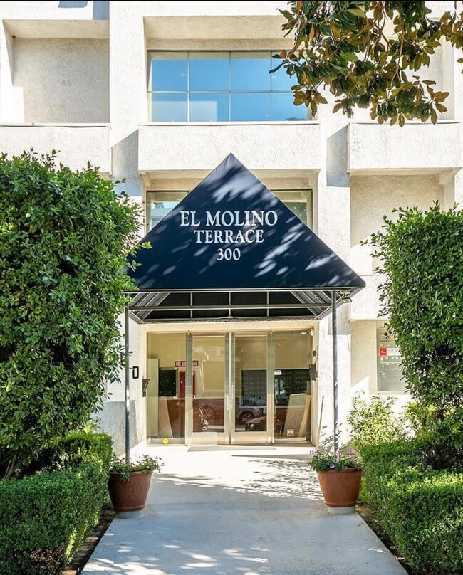 300 N El Molino Ave in Pasadena, CA - Building Photo - Building Photo