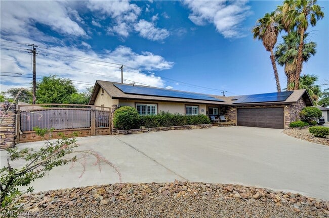 property at 2712 W Oakey Blvd