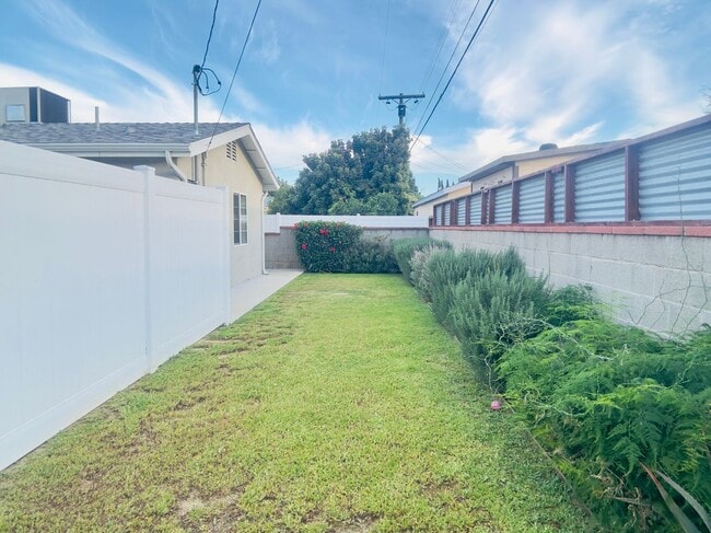 8655 Ranchito Ave in Los Angeles, CA - Foto de edificio - Building Photo