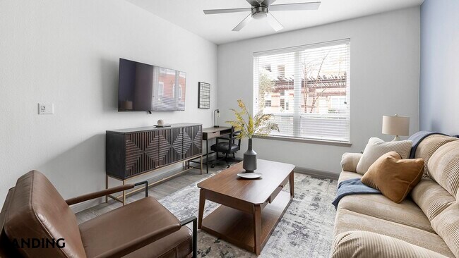 1001 S Center St in Arlington, TX - Foto de edificio - Building Photo