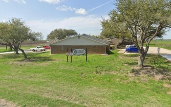 1000 S 8th St in Buckholts, TX - Foto de edificio - Building Photo