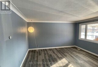 6852 Hagar Ave in Niagara Falls, ON - Building Photo - Building Photo