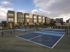 Parc View Apartments & Townhomes in Midvale, UT - Foto de edificio - Building Photo