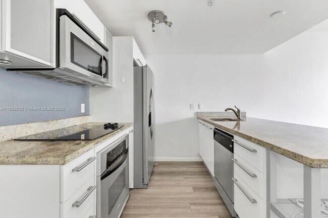 185 SW 7th St in Miami, FL - Building Photo - Building Photo