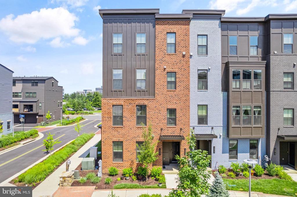 12921 Sunrise Ridge Aly in Herndon, VA - Building Photo