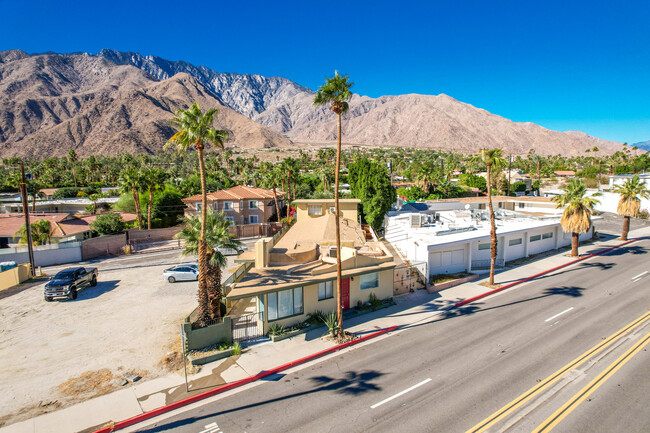 2231 N Palm Canyon Dr in Palm Springs, CA - Building Photo - Building Photo