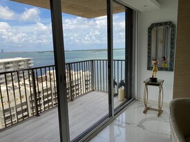 1450 Brickell Bay Dr in Miami, FL - Building Photo - Building Photo