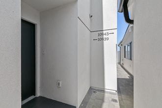 10939 Christine Way in Los Angeles, CA - Building Photo - Building Photo