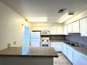 5404 River Glen Dr in Las Vegas, NV - Building Photo - Building Photo