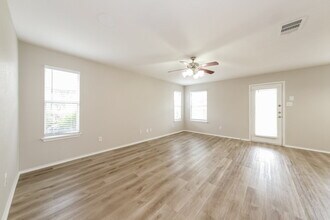 105 Altamont St in Hutto, TX - Foto de edificio - Building Photo