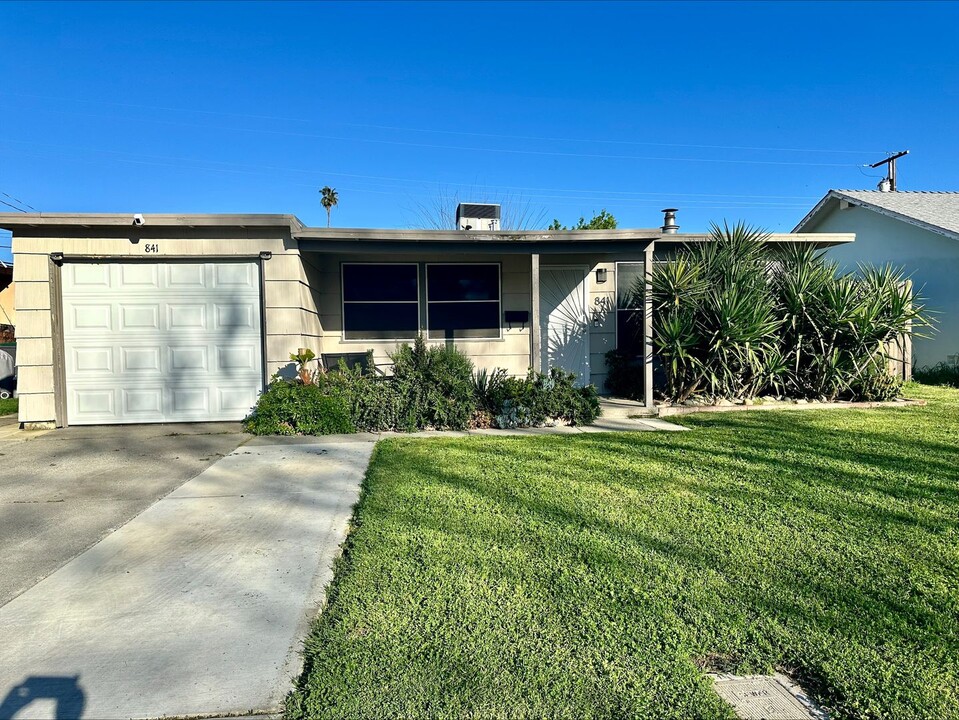 841 Fairway Dr in West Sacramento, CA - Building Photo
