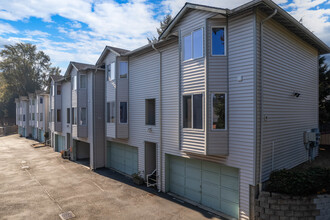 Burgandy Townhomes in Everett, WA - Building Photo - Building Photo