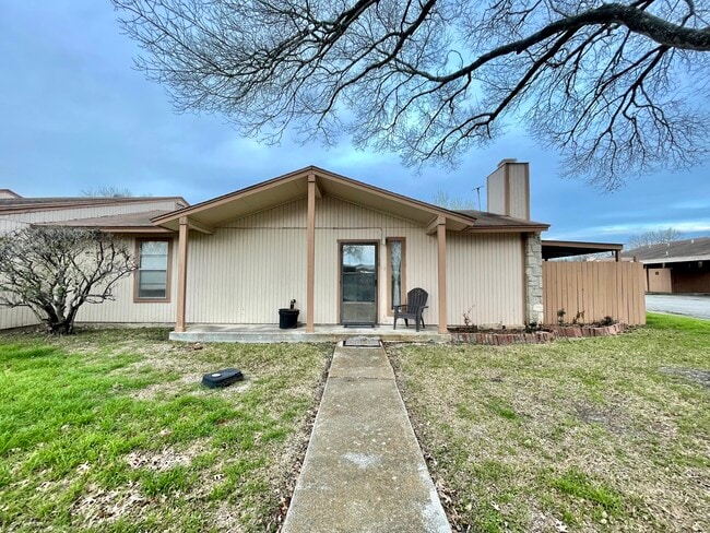 1051 Country Club Dr in Seguin, TX - Foto de edificio - Building Photo