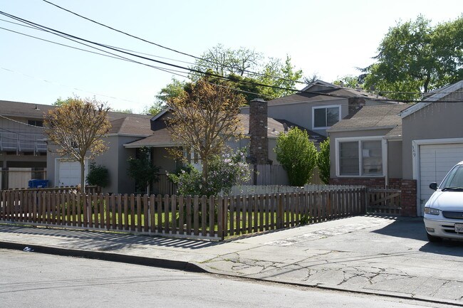 341 Poplar Ave in Redwood City, CA - Foto de edificio - Building Photo