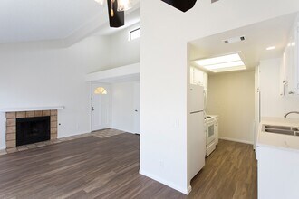 Hidden Valley Villas in Escondido, CA - Foto de edificio - Interior Photo