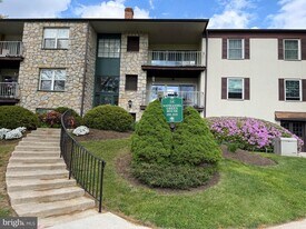 300 Drummers Ln in Wayne, PA - Building Photo