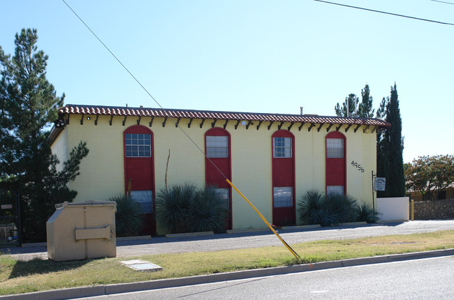 4956 Titanic Ave in El Paso, TX - Foto de edificio - Building Photo