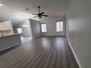 1070 Golden Cane Dr in Weston, FL - Building Photo - Building Photo