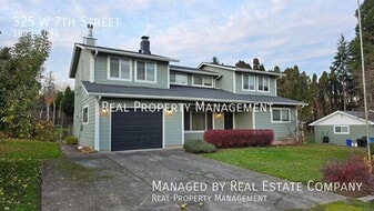 325 W 7th St in La Center, WA - Building Photo