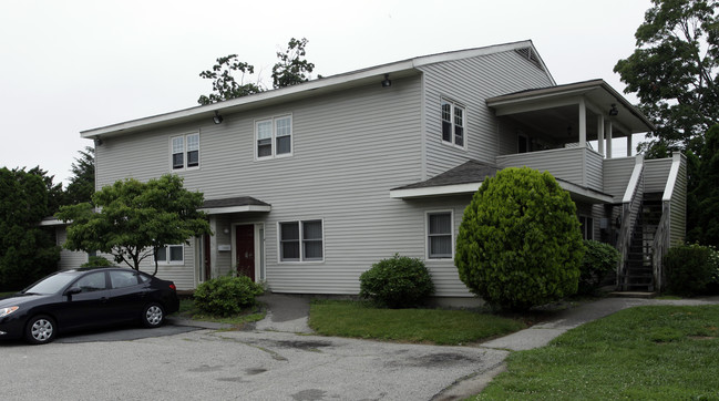580 Pontiac Ave in Cranston, RI - Foto de edificio - Building Photo