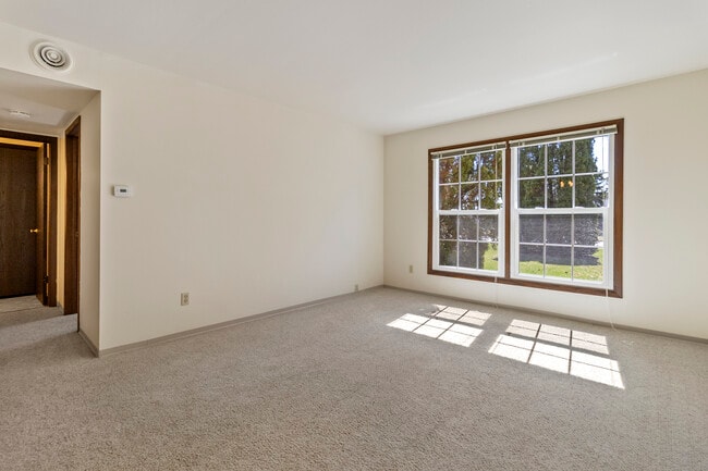 Tuckaway Heights Apartments in Greenfield, WI - Building Photo - Building Photo