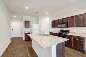 109 Falco Ln in San Marcos, TX - Building Photo - Building Photo