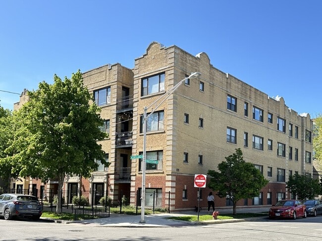 property at 2702 W Cortland St