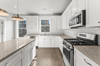 10374 S Sage Canal Way in Sandy, UT - Foto de edificio - Building Photo