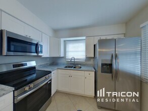 1933 Ridgewood Dr in Clearwater, FL - Foto de edificio - Building Photo