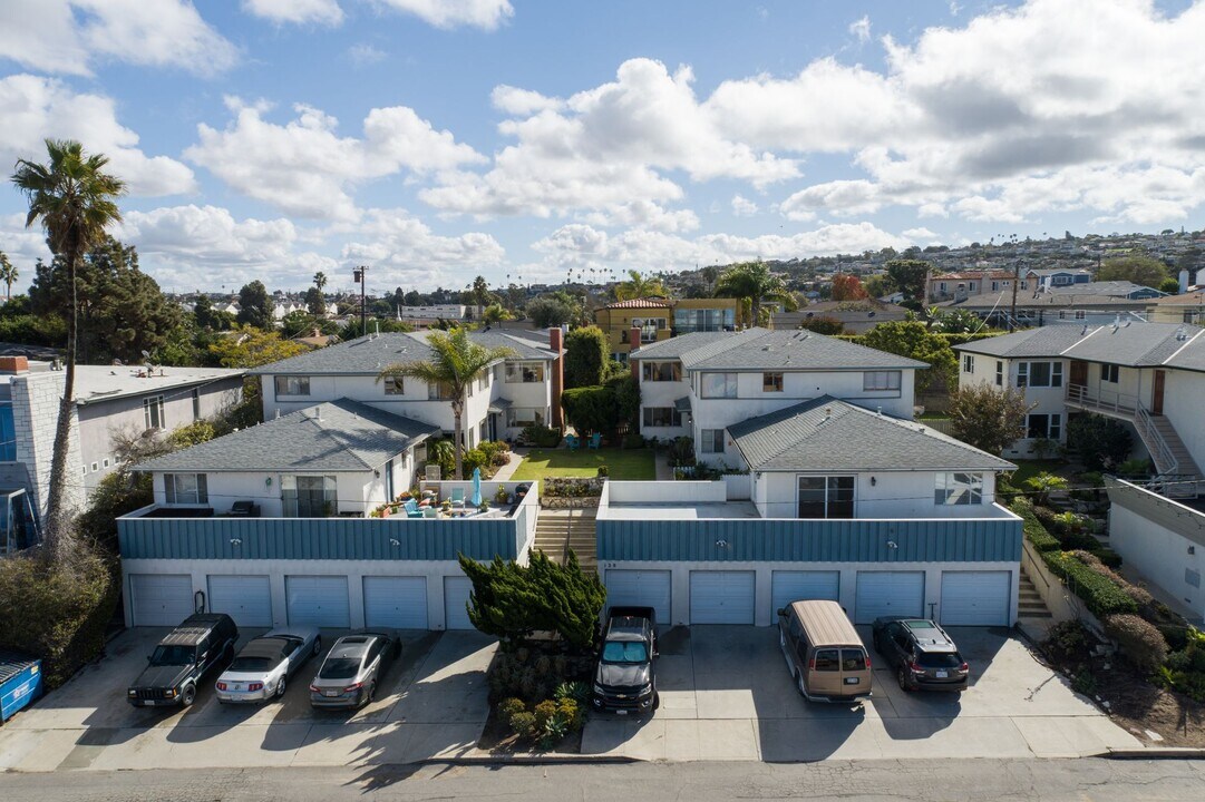 124 Palos Verdes Blvd in Redondo Beach, CA - Building Photo