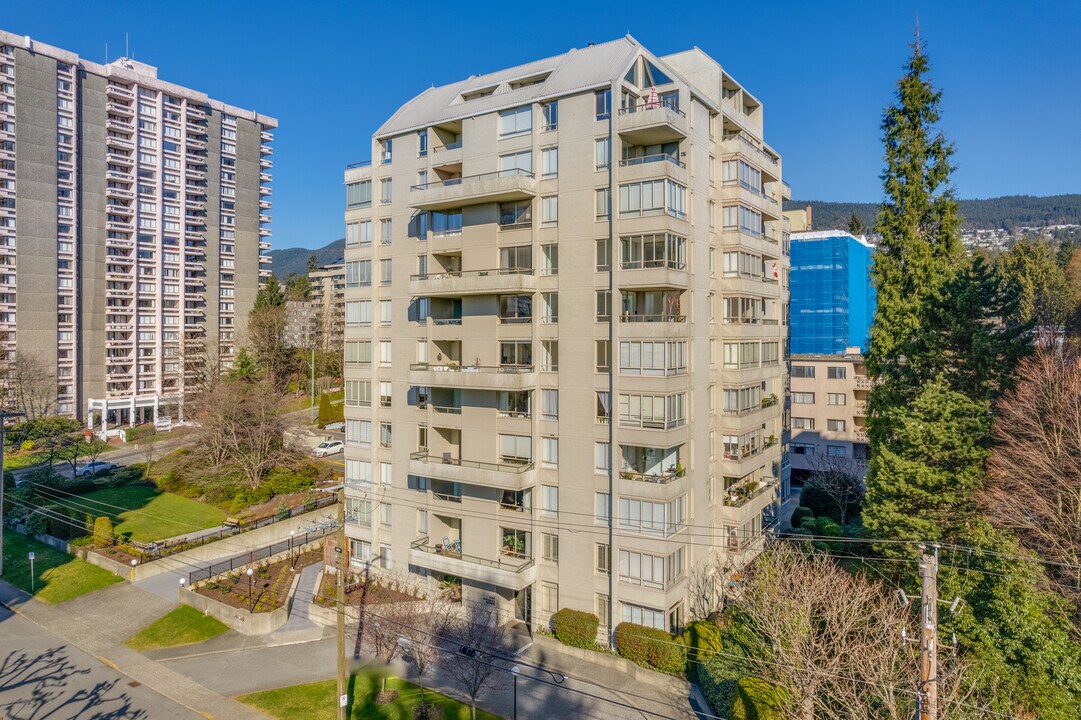 1485 Duchess Ave in West Vancouver, BC - Building Photo