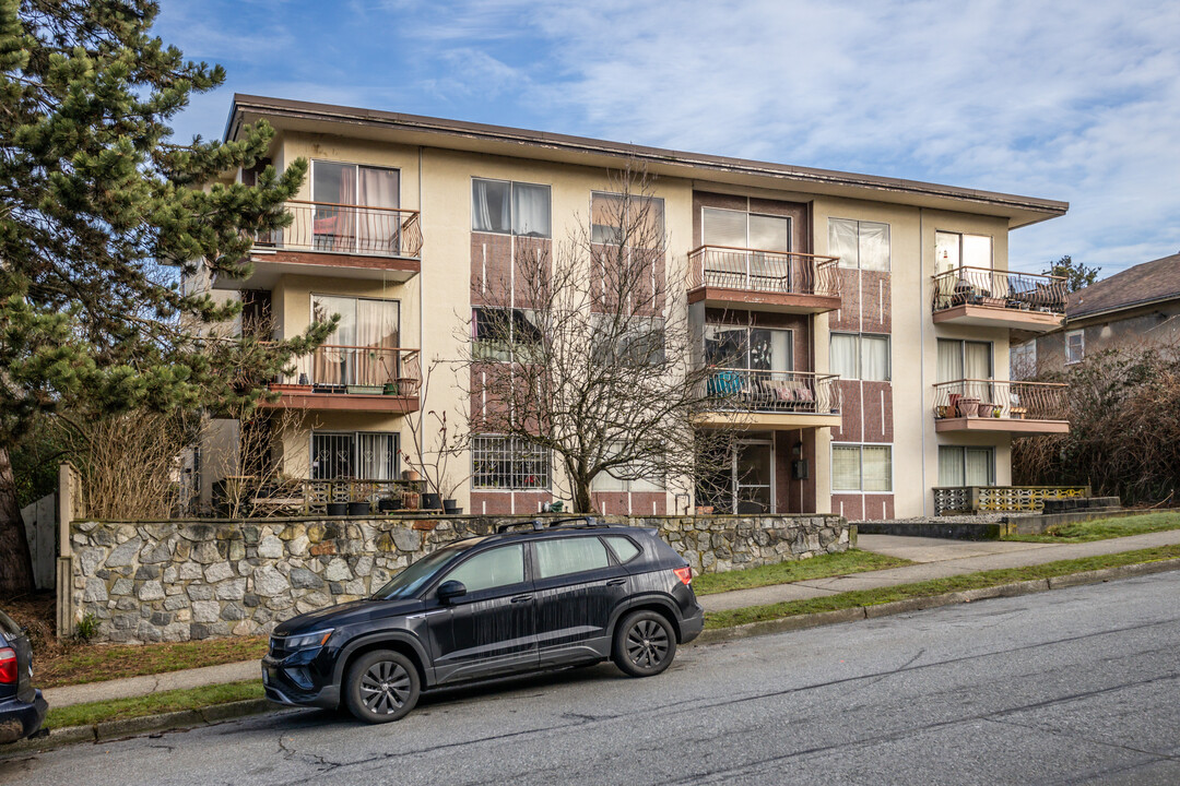 1831 Georgia St E in Vancouver, BC - Building Photo